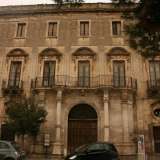 Si tratta di un edificio in stile tardo-barocco che prende il nome dalla famiglia borghese di origini calabresi che nella seconda met� del Settecento lo fece costruire su progetto dell�architetto Vincenzo Ruffo
